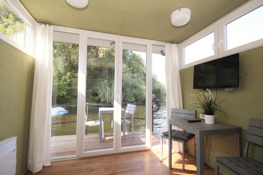 Cosy Houseboat Wannsee Botel